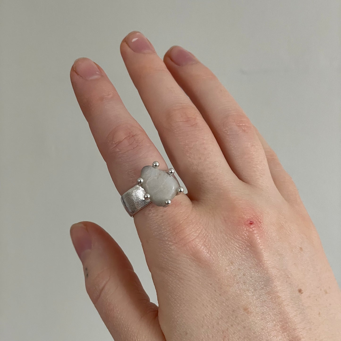 White Stone Ring 02